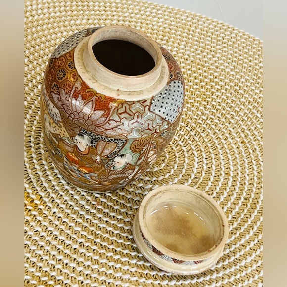 Antique Satsuma Japan Hand Painted Covered Ginger Jar - Picture 5 of 8